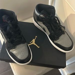 Nike AIR  Jordans Mid-  like New! 5.5 boys Youth - hard to find!!!